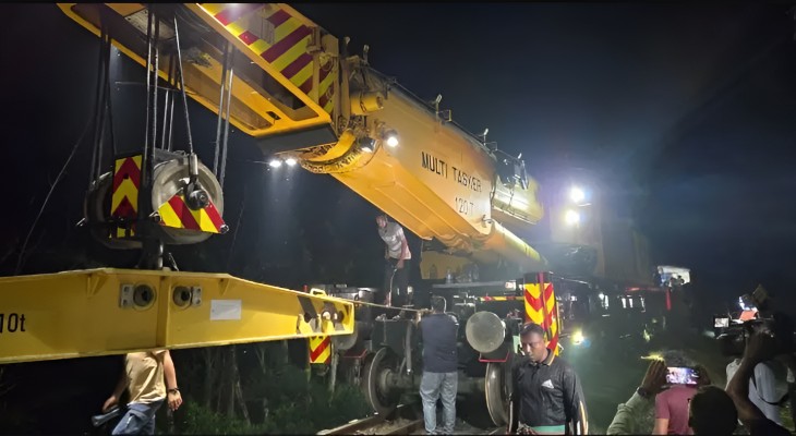 বগুড়ায় লাইনচ্যুত বগি উদ্ধারে লাগতে পারে ১২ ঘণ্টা, যাত্রীদের জন্য বিকল্প ট্রেন